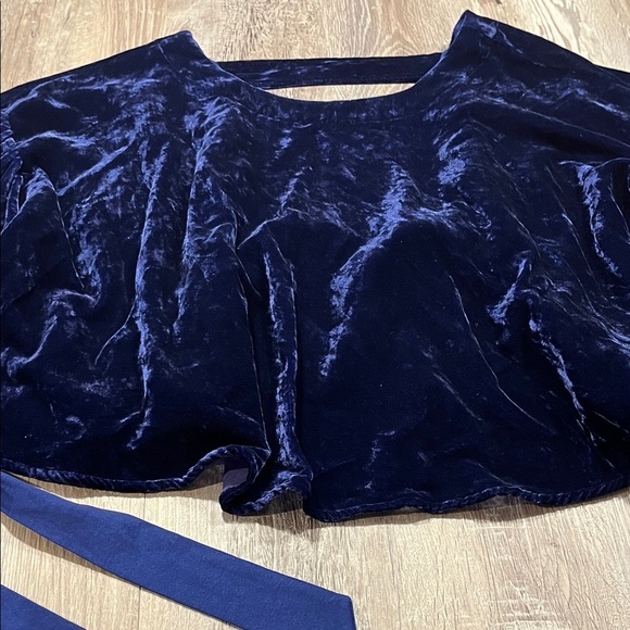 Free People Elegant Velvet Navy Blue Blouse with Bow Detail New Size small - Picture 2 of 9